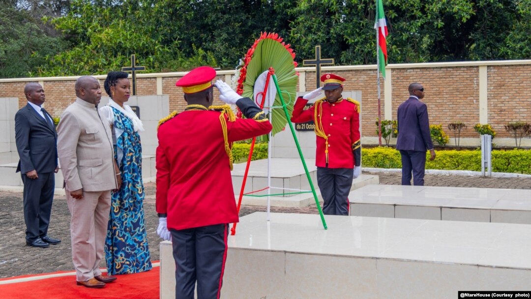 Umukuru w’igihugu Evariste Ndayishimiye n’umutambukanyi wiwe barashize ishurwe ahashinguwe uwahoze ari umukuru w’igihugu Cyprien Ntaryamira 
