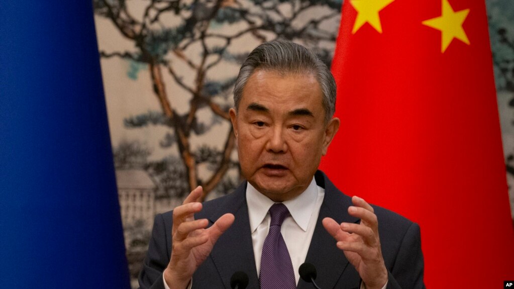 2023年10月13日，中国外交部长王毅在北京出席中欧高层战略对话后举行的新闻发布会。(美联社)(photo:VOA)