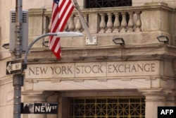 Bursa Efek New York (NYSE) di Distrik Keuangan New York, 5 Agustus 2024. Saham-saham Wall Street semakin terpuruk pada hari Senin dan Tokyo mengalami hari terburuknya dalam 13 tahun terakhir. (CHARLY TRIBALLEAU / AFP)