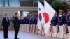 El presidente de Corea del Sur, Yoon Suk Yeol, en el centro, y el primer ministro japonés, Fumio Kishida, a la izquierda, asisten a una ceremonia de la guardia de honor, antes de su reunión bilateral en la Oficina del Primer Ministro, en Tokio, el 16 de marzo de 2023.