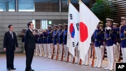 El presidente de Corea del Sur, Yoon Suk Yeol, en el centro, y el primer ministro japonés, Fumio Kishida, a la izquierda, asisten a una ceremonia de la guardia de honor, antes de su reunión bilateral en la Oficina del Primer Ministro, en Tokio, el 16 de marzo de 2023.