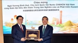 Chủ tịch Quốc hội Việt Nam Vương Đình Huệ và Chủ tịch Tập đoàn Huawei Lương Hoa, ngày 8/4/2024. Photo TTXVN.