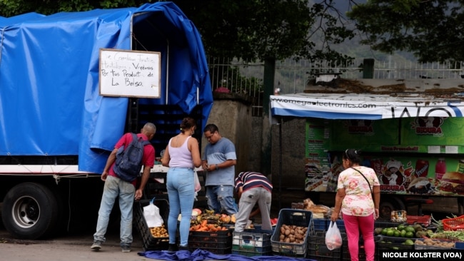 Muchos de los alimentos que otorga el gobierno son intercambiados por verduras, frutas y hortalizas en puestos de agricultores.