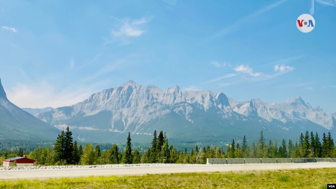 Las montañas son las grandes protagonistas del Parque Nacional Banff, en Alberta, Canadá. Algunas pueden llegar a medir hasta 4.000 metros. [Foto: Karen Sánchez, VOA]