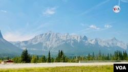 Las montañas son las grandes protagonistas del Parque Nacional Banff, en Alberta, Canadá. Algunas pueden llegar a medir hasta 4.000 metros. [Foto: Karen Sánchez, VOA]