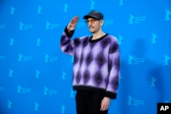 Sutradara Johan Renck berpose untuk media pada sesi pemotretan film 'Spaceman' di Festival Film Berlin Februari 2024. (AP/Ebrahim Noroozi)