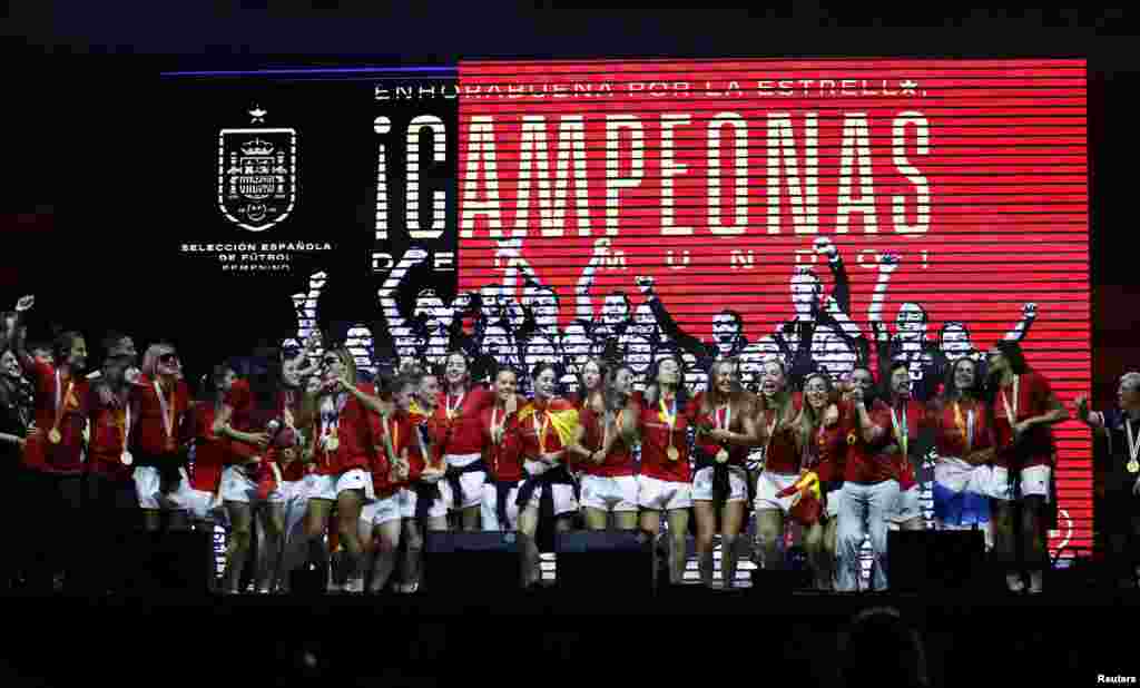 Jugadoras y cuerpo técnico celebran frente a una pantalla gigante el primer título mundial de la selección femenina de fútbol de España.