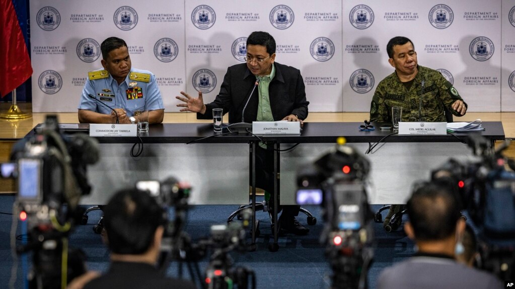 资料照：菲律宾国家安全委员会助理总干事马来亚(Jonathan Malaya 中) 在中国海警船对菲方补给船发射水炮事件后举行的记者会上讲话。（2023年8月7日）(photo:VOA)
