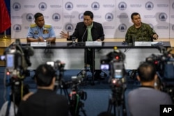 菲律宾国家安全委员会助理总干事马来亚(Jonathan Malaya 中) 在中国海警船对菲方补给船发射水炮事件后举行的记者会上讲话。（2023年8月7日）