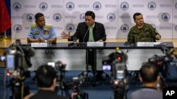 资料照：菲律宾国家安全委员会助理总干事马来亚(Jonathan Malaya 中) 在中国海警船对菲方补给船发射水炮事件后举行的记者会上讲话。（2023年8月7日）