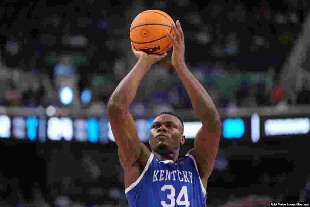 Oscar Tshiebwe, nasceu em Lubumbashi, RD Congo. Tem 23 anos e mede 2,06m. Vem da equipa universitária Kansas City Wildcats e assinou contrato com o Indiana Pacers.