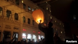 Čovjek napravio papirnatu svjetiljku tijekom proslave Nove godine u Lahoreu, Pakistan, 31. decembar 2015.