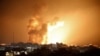 El fuego y el humo se elevan sobre los edificios durante un ataque aéreo israelí en la ciudad de Gaza el 8 de octubre de 2023.