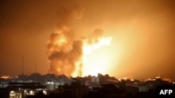El fuego y el humo se elevan sobre los edificios durante un ataque aéreo israelí en la ciudad de Gaza el 8 de octubre de 2023.