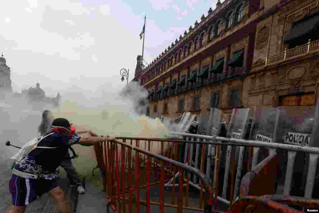 Police officers clash with protesters in front of the National Palace during the International Transgender Day of Visibility in Mexico City, Mexico, March 31, 2024. REUTERS/Quetzalli Nicte-Ha