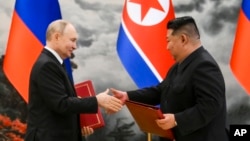 Ruski predsednik Vladimir Putin i severnokorejski Kim Džong UN