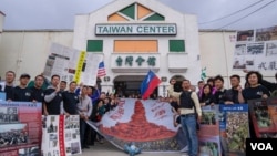 民运人士在洛杉矶台湾会馆举行“六四”35周年纪念活动，图为活动参与者在会馆门口拉起巨型纪念“六四”的条幅并展示六四图片。（2024年4月13日，张木林拍摄）