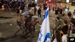 Polisi Israel mengamankan seorang pedemo dalam unjuk rasa untuk mendesak pembebasan sandera yang ditahan di Jalur Gaza oleh kelompok militan Hamas, di Tel Aviv, Israel, Sabtu, 1 Juni 2024. (Foto: Maya Alleruzzo/AP Photo)
