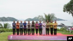 除了缅甸之外的东盟各国外长和其他东盟官员在印尼拉布安班佐合影。(2023年5月9日 )