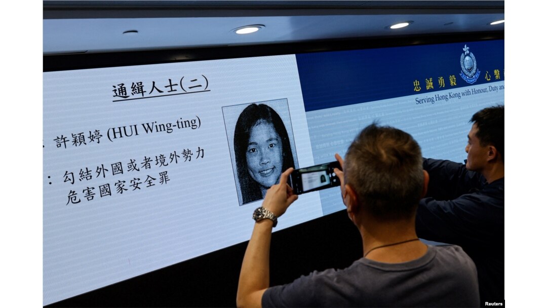 香港当局在记者会上公布被通缉的五名活动人士之一许颖婷的照片。（2023年12月14日）
