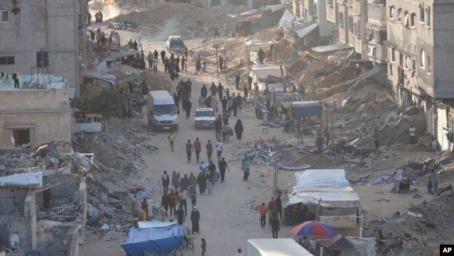 Palestinians ecin mes rrënojave pas një sulmi të forcave izraelite në Khan Yunis (15 maj 2024)