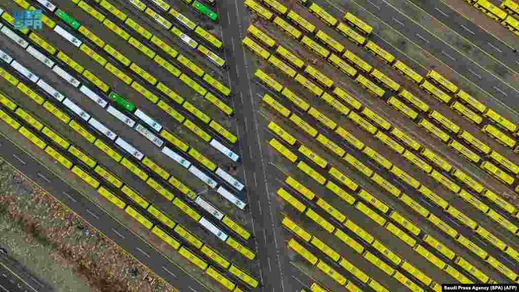 Автобусите што се користат за превоз на аџиите, се паркирани на станица во светиот град Мека, Саудиска Арабија, за време на годишниот аџилак.