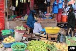 Warga Somalia membeli sayur-sayuran di sebuah pasar di Mogadishu yang menjual hasil panen dari rumah kaca, 12 Juni 2022. (Hassan Ali ELMI/AFP)