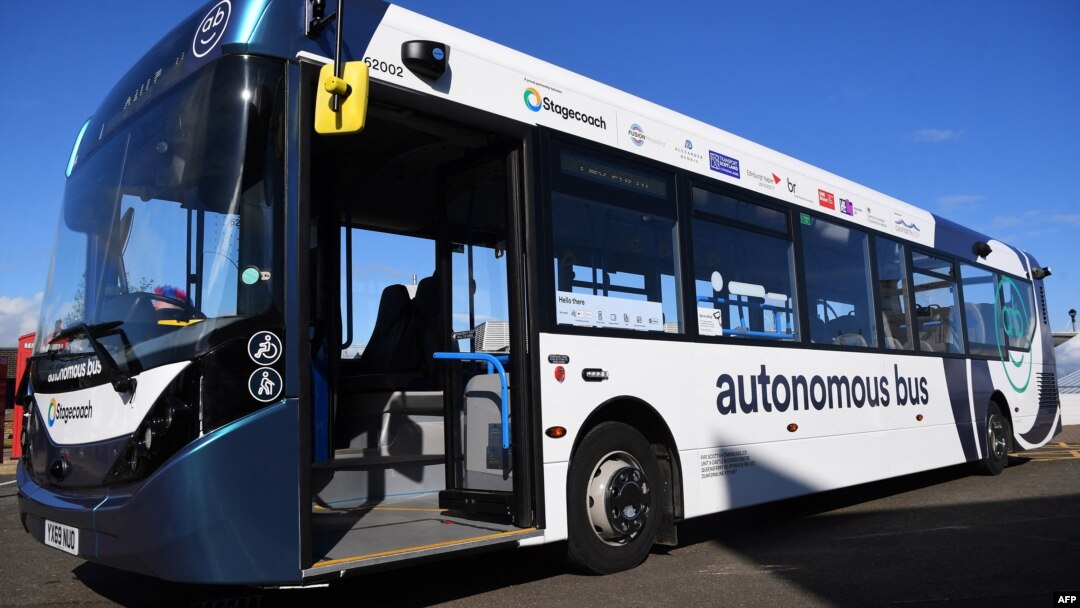 Sebuah bus yang akan digunakan untuk layanan bus otonom (swakemudi) CAVForth, AB1, dipamerkan kepada awak media di Queensferry, Skotlandia, 11 Mei 2023. (Andy Buchanan/AFP)