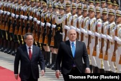 Perdana Menteri Rusia Mikhail Mishustin dan Perdana Menteri China Li Qiang menghadiri upacara penyambutan di Beijing, China, 24 Mei 2023. (Foto: REUTERS/Thomas Peter)