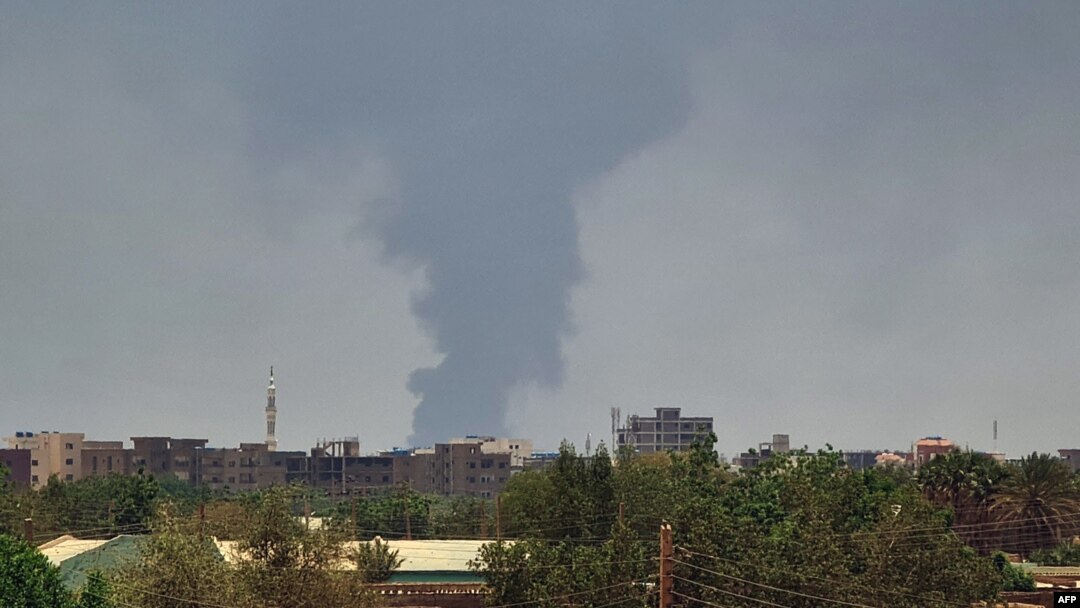 Smoke billows in Khartoum amid fighting between the forces of two rival generals in Sudan, on May 10, 2023.