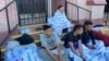 Migrantes venezolanos acampan en un campamento improvisado en las afueras de la iglesia del Sagrado Corazón en El Paso, EEUU, el 8 de mayo de 2023. Muchos ellos han viajado por más de 2 meses y medio para llegar a EEUU.