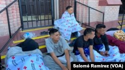 Migrantes venezolanos acampan en un campamento improvisado en las afueras de la iglesia del Sagrado Corazón en El Paso, EEUU, el 8 de mayo de 2023. Muchos ellos han viajado por más de 2 meses y medio para llegar a EEUU.