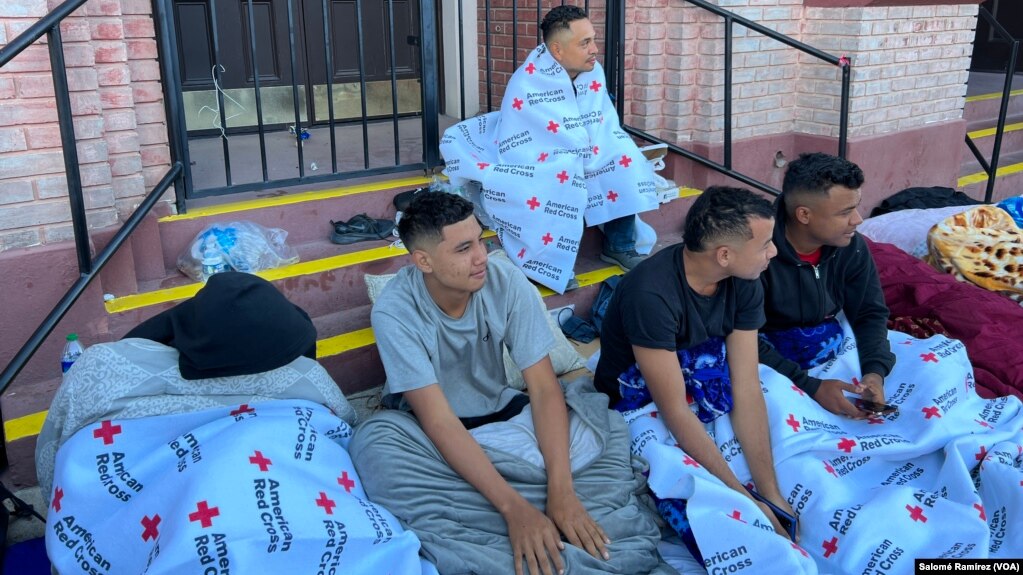 Venezolanos acampan en un campamento improvisado en las afueras de la iglesia del Sagrado Corazón en El Paso, Texas el 8 de mayo de 2023. Muchos ellos han viajado por más de 2 meses y medio para llegar a EEUU y dicen estar preocupados por los recientes hechos de violencia contra migrantes. 