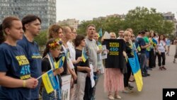 Para aktivis menghadiri flash mob untuk menyoroti penderitaan ratusan atlet dan pelatih Ukraina, baik amatir maupun profesional, yang tewas akibat perang Rusia di Ukraina, saat berlangsungnya Olimpiade Musim Panas 2024 di Paris, Prancis, 31 Juli 2024.