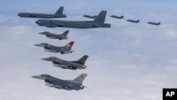 미 공군 전략폭격기 B-52H(가운데) 2대와 F-16 전투기(아래) 4대, 한국 공군 F-35 전투기(오른쪽 위) 4대가 지난 14일 한반도 상공에서 연합훈련하고 있다. (자료사진=한국 국방부 제공)