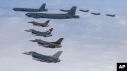 미 공군 전략폭격기 B-52H 2대(가운데)와 F-16 전투기 4대(아래), 한국 공군 F-35 전투기 4대(오른쪽 위)가 14일 한반도 상공에서 연합훈련을 했다. 한국 국방부 제공 사진.