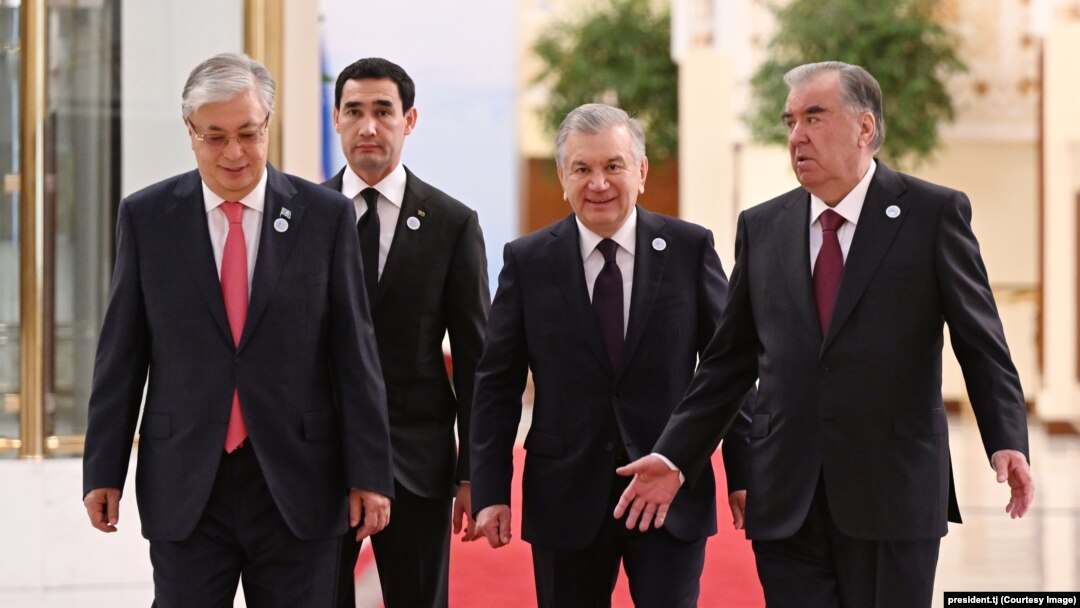 O'tgan yetti yilda Markaziy Osiyoning to'rt mamlakatida rahbarlar yangilandi, O'zbekiston, Qirg'iziston, Qozog'iston va Turkmanistonda. Tojikiston prezidenti Emomali Rahmon hozir sobiq ittifoq hududida eng uzoq davrdan beri hokimiyatda o'tirgan shaxs. 