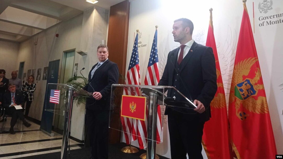 Specijalni izaslanik SAD za Zapadni Balkan Gabrijel Eskobar (levo) i premijer Crne Gore Milojko Spajić na konferenciji za novinare u Podgorici, 18. mart 2024. 