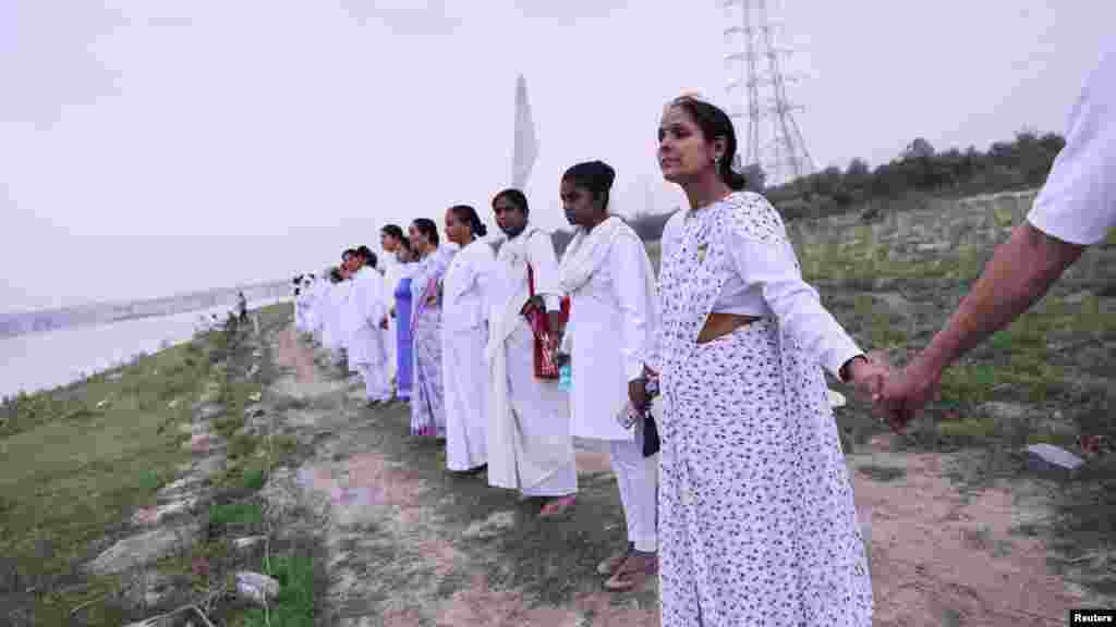 Con una promesa para mantener limpio el río Yamuna, cerca del puente Signature, en Nueva Delhi, India, ciudadanos hicieron una cadena humana en vísperas del Día Mundial del Medio Ambiente. (Foto: 3 de junio de 2023).