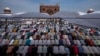 Ribuan Muslim di India melakukan salat Jumat pada hari Jumat terakhir bulan puasa Ramadhan di Masjid Jama di New Delhi, India. (AP)&nbsp;