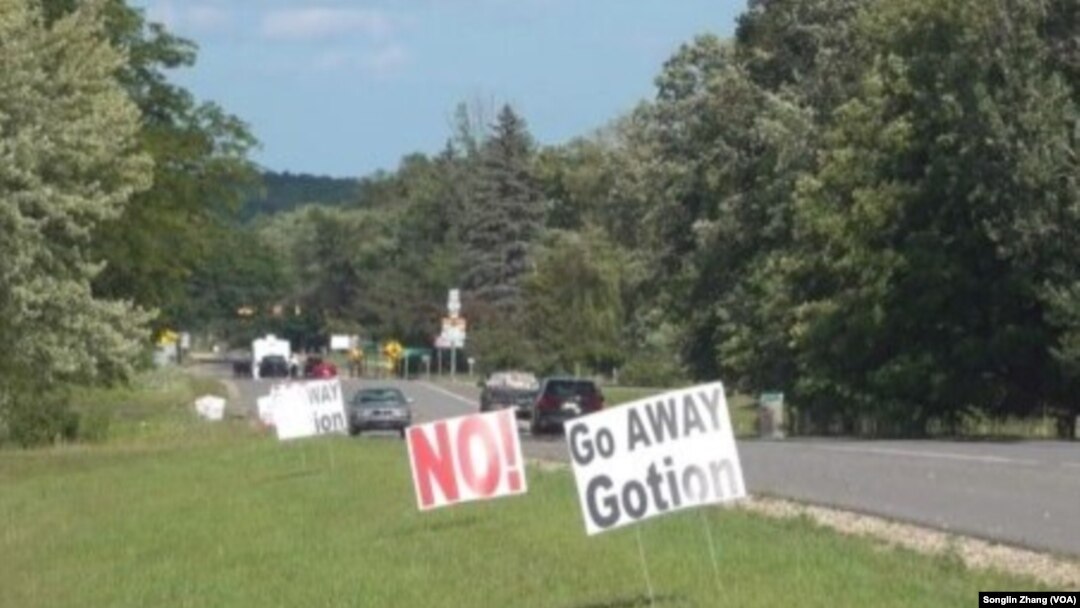 Carteles en una carretera rechazan los planes de la subsidiaria china en EEUU Gotion para construir una fábrica en el poblado de Green Charter, Michigan, el 8 de agosto de 2023.