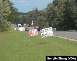 Tulisan untuk memrotes rencana pendirian pabrik Gotion, Inc. anak perusahaan pembuat baterai kendaraan listrik China di AS, tampak di Green Charter Township, Michigan, 8 Agustus 2023.