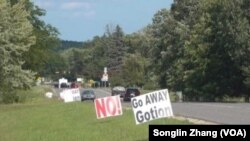 Tanda yang terpasang di pinggir jalan Kota Green Charter, Michigan, yang memprotes rencana pembangunan pabrik Gotion di kota tersebut dalam foto yang diambil pada 8 Agustus 2023. (Foto: VOA/Zhang Songlin)