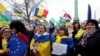 资料照片：抗议者在俄罗斯入侵两周年之际举行的支持乌克兰的集会上挥舞着欧盟、乌克兰和欧盟成员国的旗帜。（2024年2月24日）