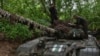 Los militares ucranianos de la 65.a brigada preparan su tanque para la próxima operación para defender sus posiciones en la línea del frente en la región de Zaporiyia, Ucrania, el 18 de abril de 2024.
