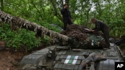 Ukrajinski vojnici, pripadnici 65. brigade, priprema tenk za sledeću operaciu u odbrani pozicija na frontu u oblasti Zaporožja, Ukrajina, 18. aprila 2024.