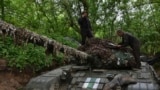 Ukrajinski vojnici 65. brigade pripremaju svoj tenk za sledeću operaciju za odbranu svojih pozicija na frontu u regionu Zaporižija, Ukrajina, 18. april 2024. (Foto: AP/Andriy Andriyenko)