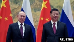 시진핑(오른쪽) 중국 국가주석과 블라다미르 푸틴 러시아 대통령이 지난해 2월 베이징에서 회동하고 있다. (자료사진) 