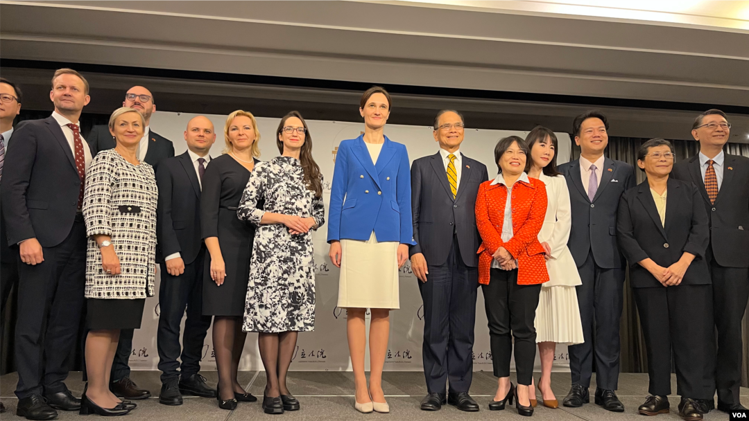 立陶宛議會議長希爾利特(中)率領代表團訪台四天，她與台灣立法院成員10月23日於台北召開記者會(美國之音/林乃絹)