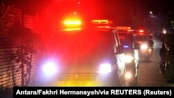 Ambulans berjaga saat terjadi kebakaran besar di fasilitas amunisi militer di Bekasi, 30 Maret 2024. (Foto: Antara/Fakhri Hermansyah/via REUTERS)